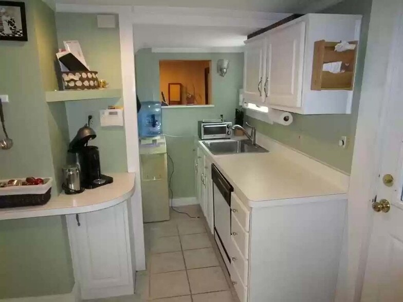 Kitchen - 15 Cottage Ct