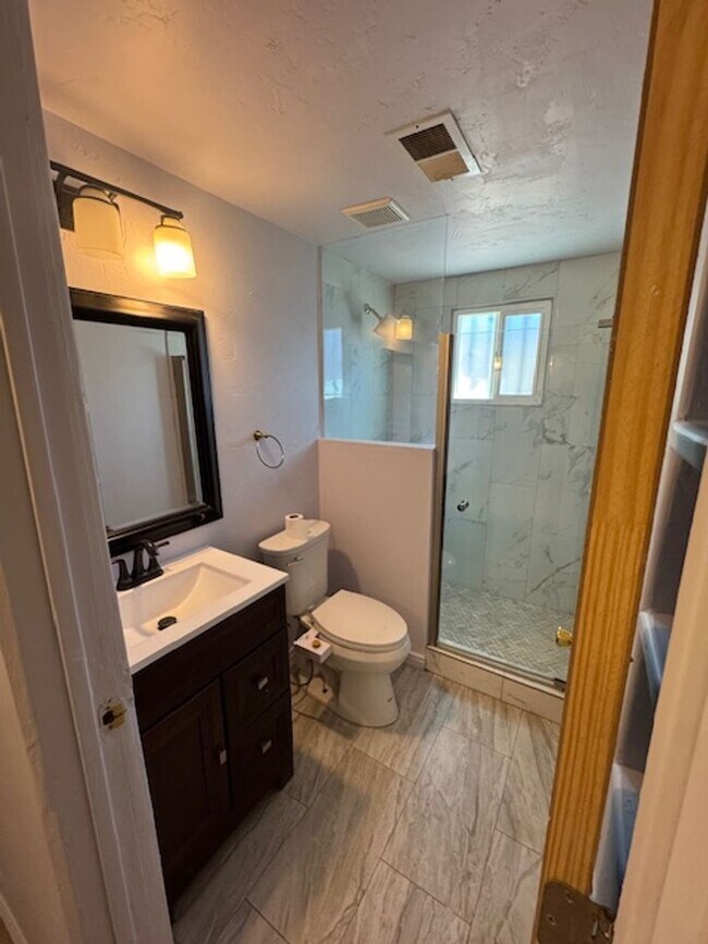 Building Photo - South- 3 bedroom/ 1 bathroom single family home