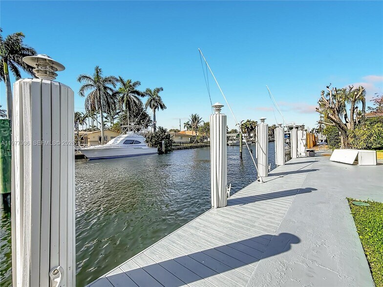 Building Photo - 2770 NE 8th Ct