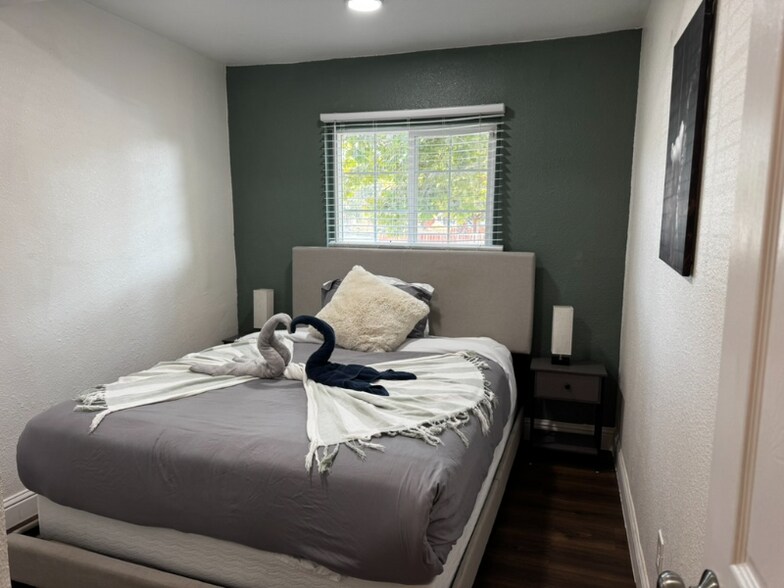 Building Photo - 2120 Kinsington St