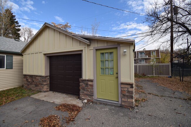 Building Photo - Wonderful 3 Bedroom 2 Bath Home in Salt Lake City!