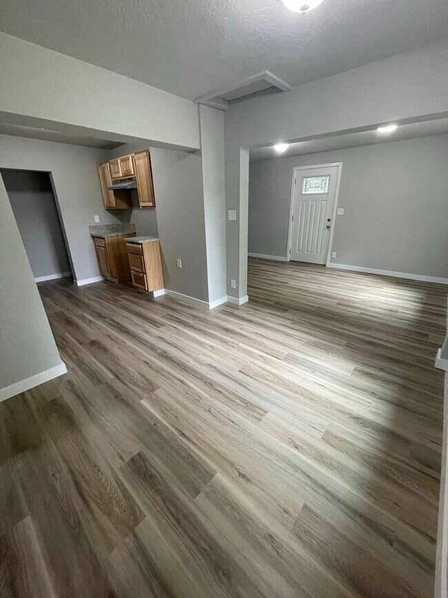 Building Photo - Newly Remolded 3 Bedroom, 1 Bathroom Home