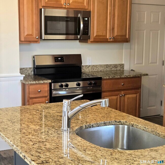 Building Photo - 27 Maple St