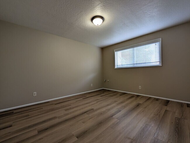 Building Photo - Bright 3 bedroom/ 1 bathroom Duplex with a fireplace and covered parking!