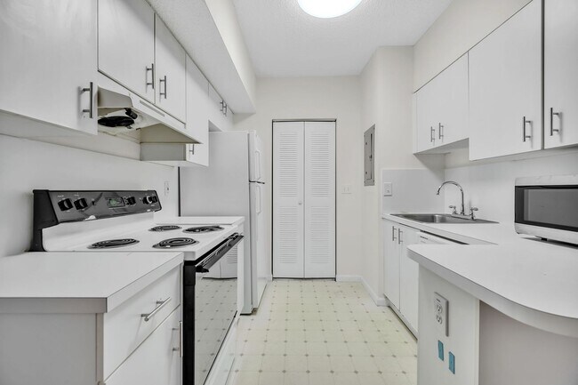 Building Photo - Your Dream Davie Home Awaits – 2 Bed/2 Bath!
