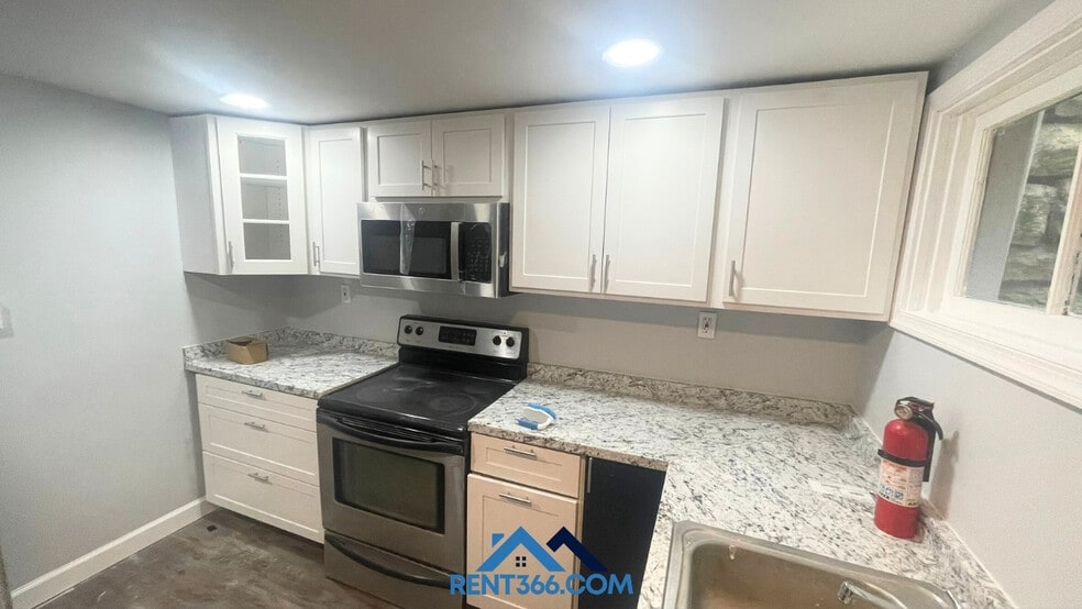 Building Photo - 405 E Norwegian St