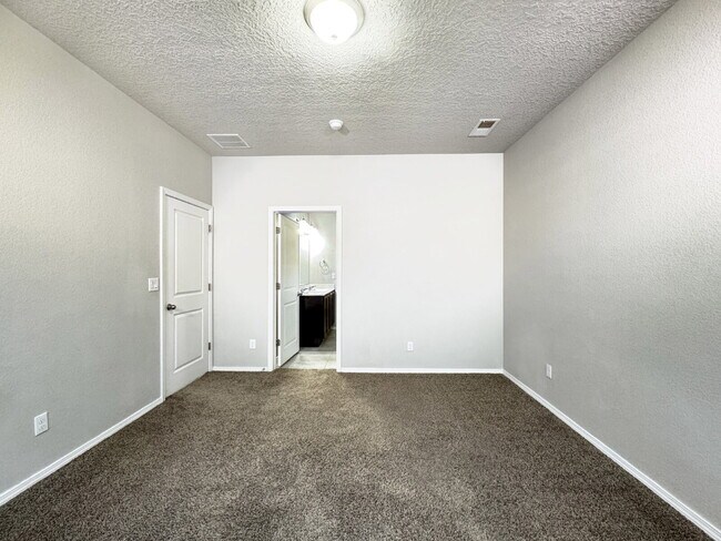 Building Photo - Wonderful, Newer 4 BR Home in Cleveland Heights!