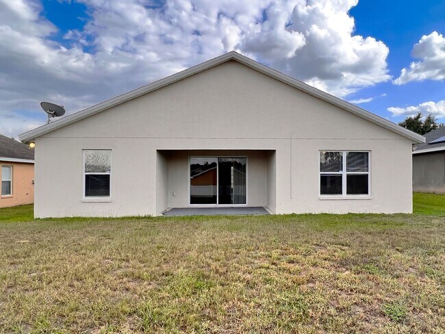 Building Photo - Spacious Three-Bedroom Home in Savannah Estates
