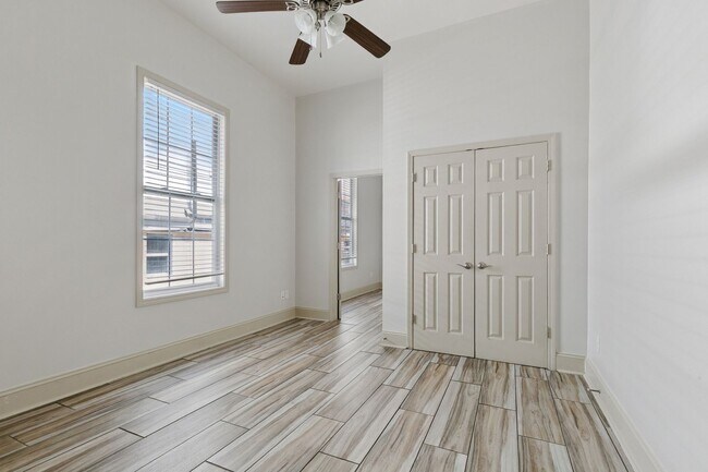 Building Photo - 2013 Almonaster Ave