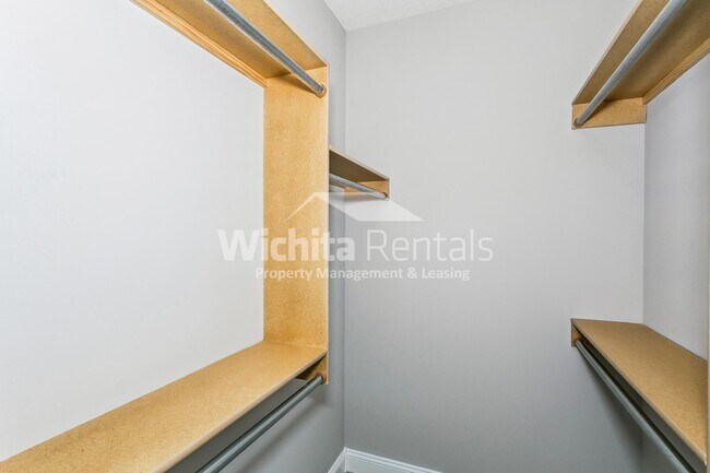 Building Photo - 1006-1006 W 55th St S
