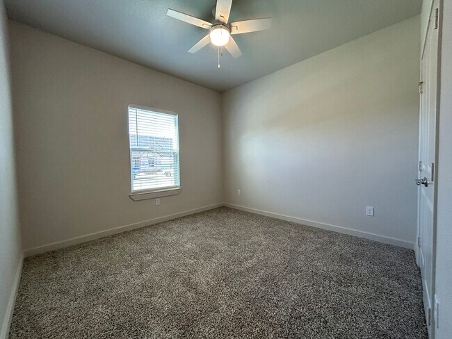 Building Photo - Luxury Townhome in Abbey Glen Community!