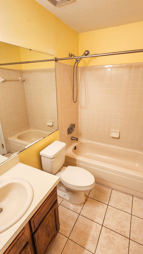 Building Photo - Beautiful 3 bdrm 2 bath botom floor condo available now!