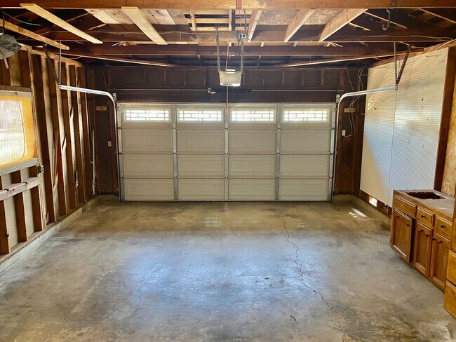 Building Photo - Spacious 3 Bedroom Fresno Home