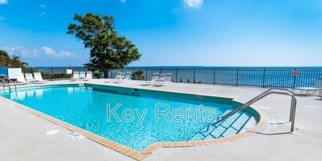 Building Photo - 825 Bayshore Dr