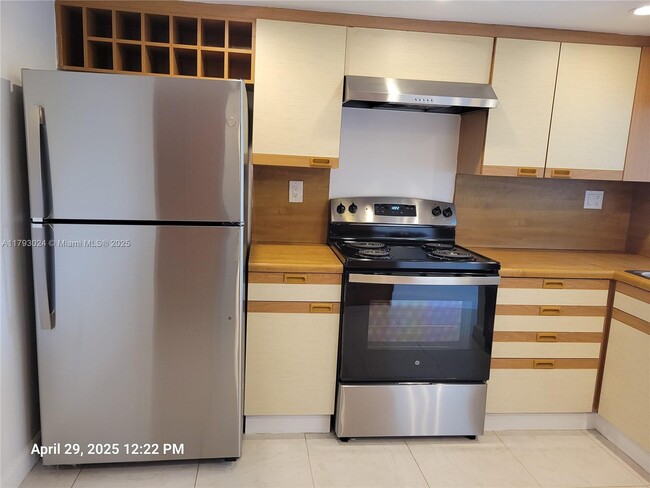 Building Photo - 8860 SW 123rd Ct