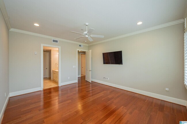 Building Photo - 350 19th St S