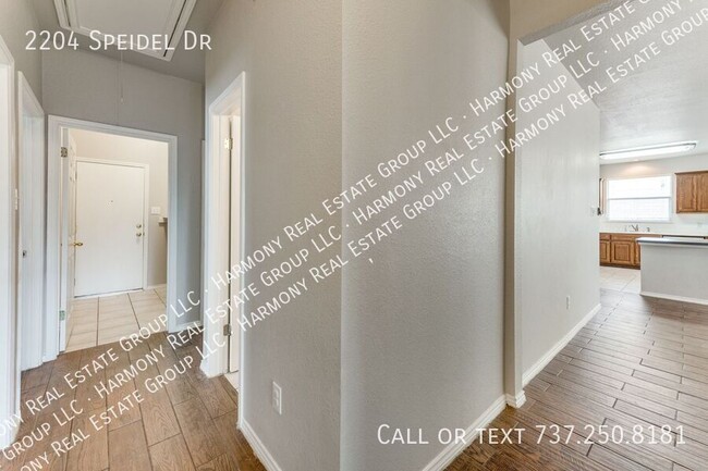 Building Photo - 2204 Speidel Dr
