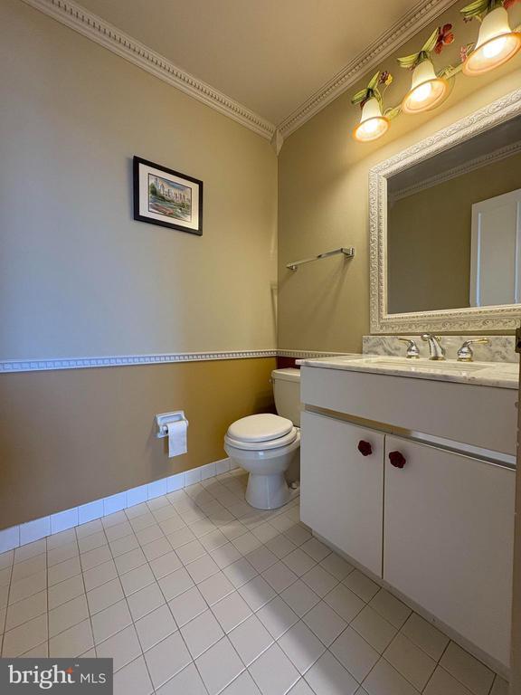 Building Photo - 1637 Oakwood Dr