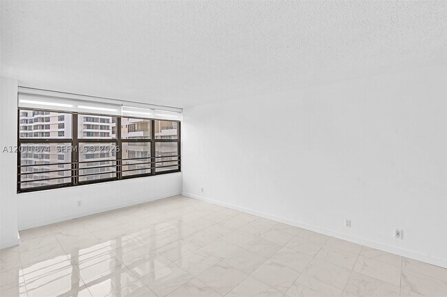 Building Photo - 2500 Parkview Dr