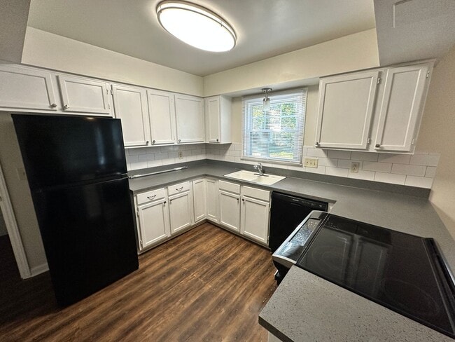 Building Photo - Beautiful Three Bedroom Home in the Wellington Subdivision!
