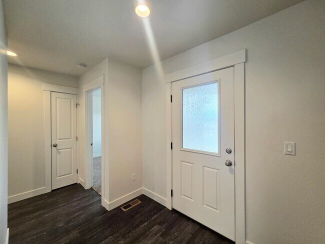 Building Photo - Newer Rambler in Mary Hill Estates!