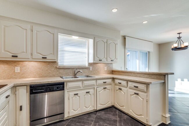 Building Photo - Charming Custom Duplex in Prestigious Pres...