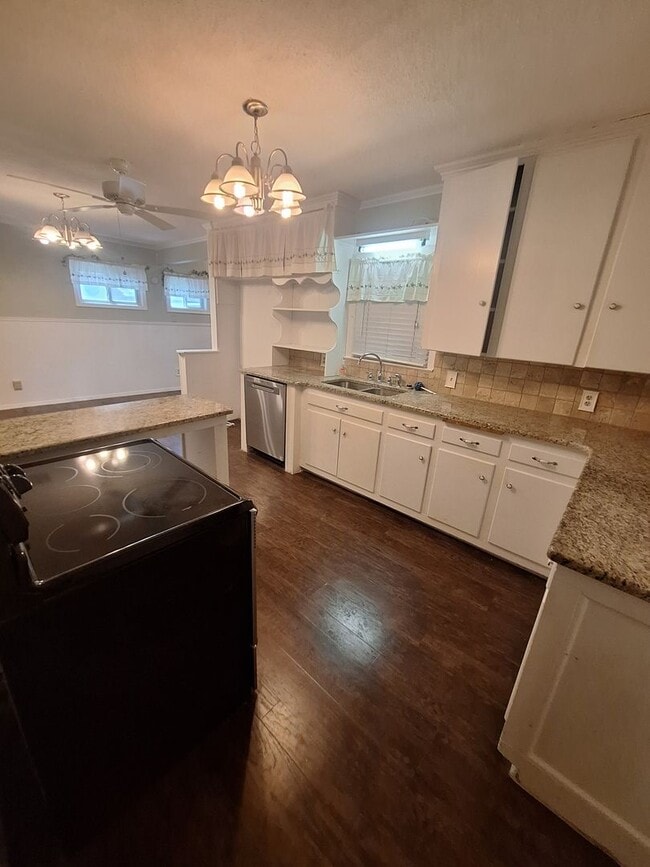 Building Photo - Cute CUTE 3bedroom