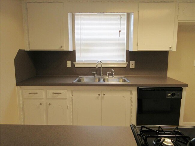 Building Photo - 714 Cherry Valley Dr