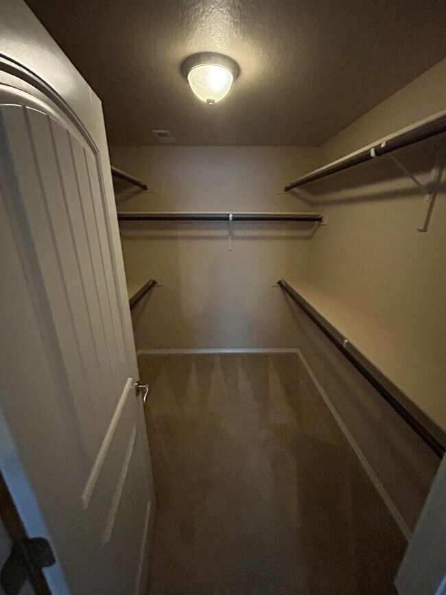 Building Photo - Absolutely Gorgeous 5-Bed 4-Bath with 3-car Garage Home!