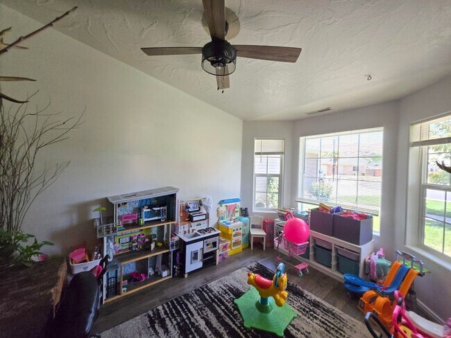 Building Photo - Charming 3 Bed, 2 Bath Home in Quiet Cul-d...
