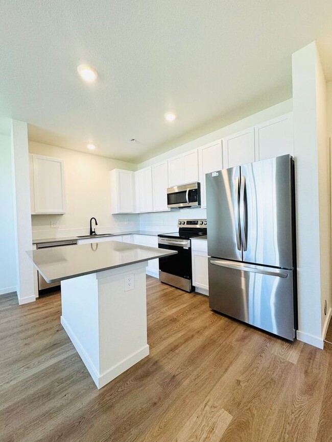 Building Photo - Gorgeous Brand New 2 bed/ 2.5 bath Townhou...