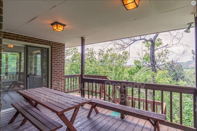 Building Photo - 2360 Balsam Dr