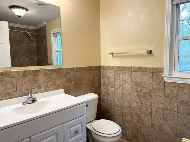 Building Photo - Cozy Home with a Spacious Back Yard in Garner!