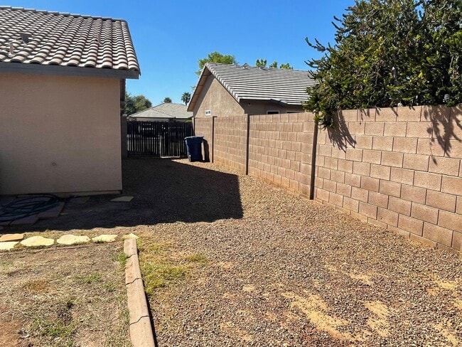 Building Photo - Location, Location, Location Gilbert 3+Den, 2 Bath, 2CG.