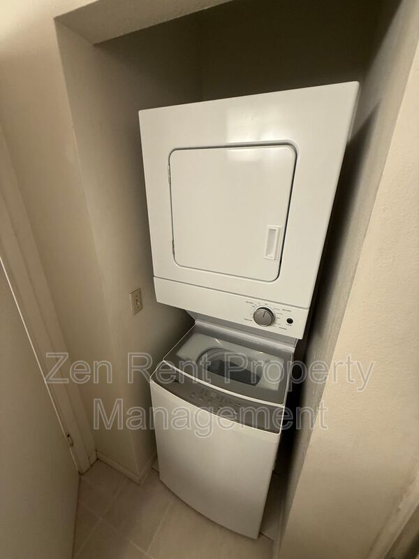 Building Photo - 286 W Palomino Dr