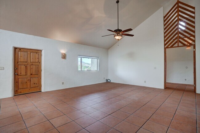 Building Photo - 2 Bedroom plus Office in Main House & Stud...