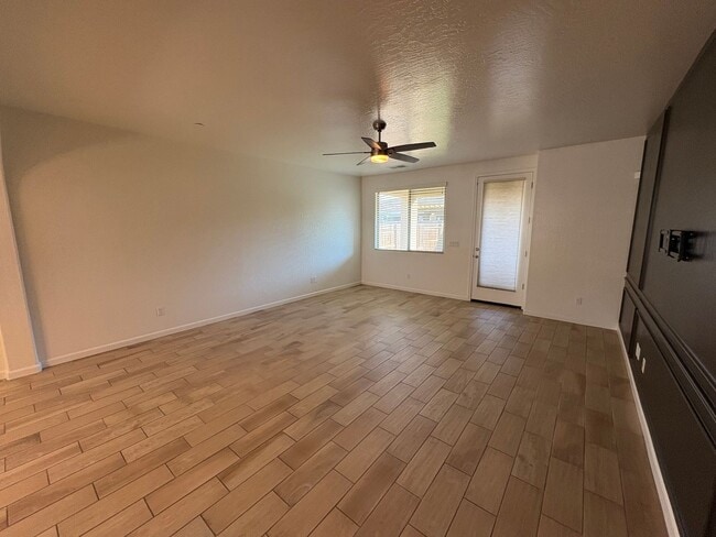 Building Photo - NW Visalia Home Near Shopping Center Available Now!