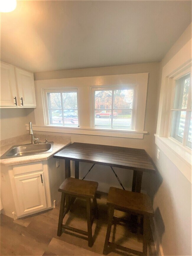 Building Photo - Newly Renovated Studio in Unbeatable Locat...