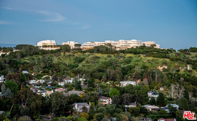 Building Photo - 930 N Tigertail Rd