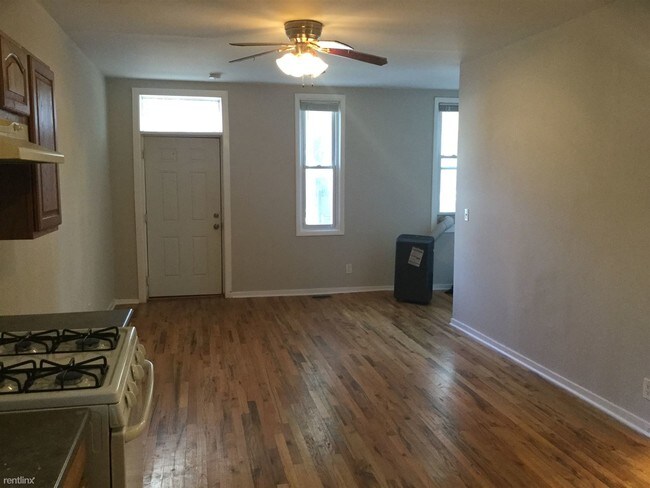 Building Photo - 2100 W Cullerton St