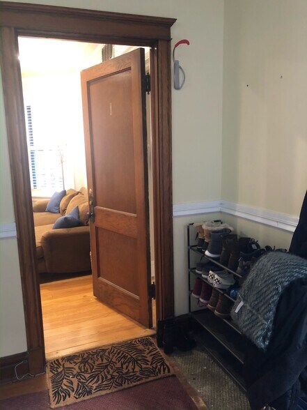 Building Photo - 1427 W Berwyn Ave