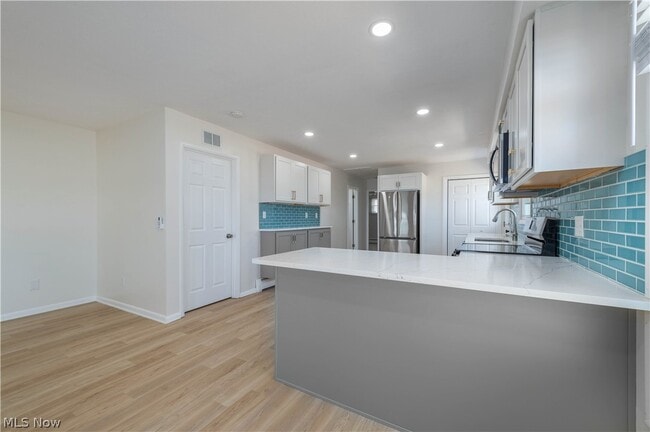 Building Photo - 3844 Edgewater Dr