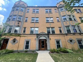 Building Photo - Lovely Renovated 1 BR In North Center