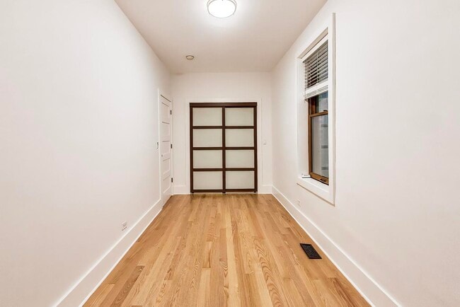 Building Photo - 2132 N Oakley Ave