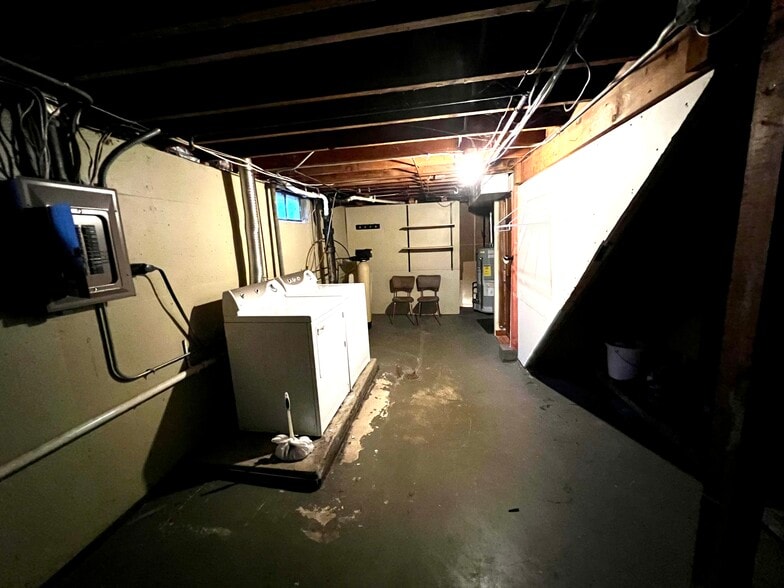 Building Photo - 1160 W Stover St