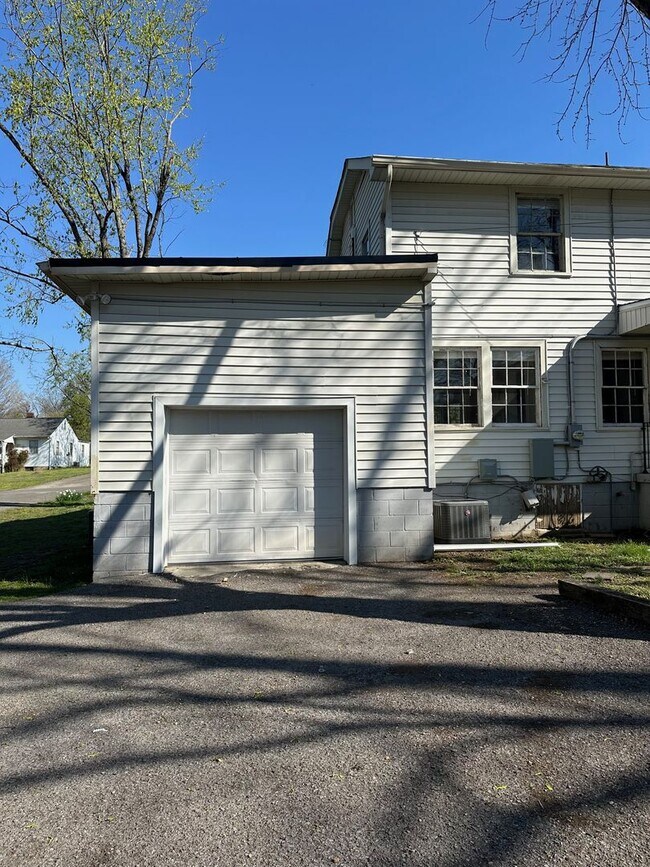 Building Photo - Old Hickory Village Duplex