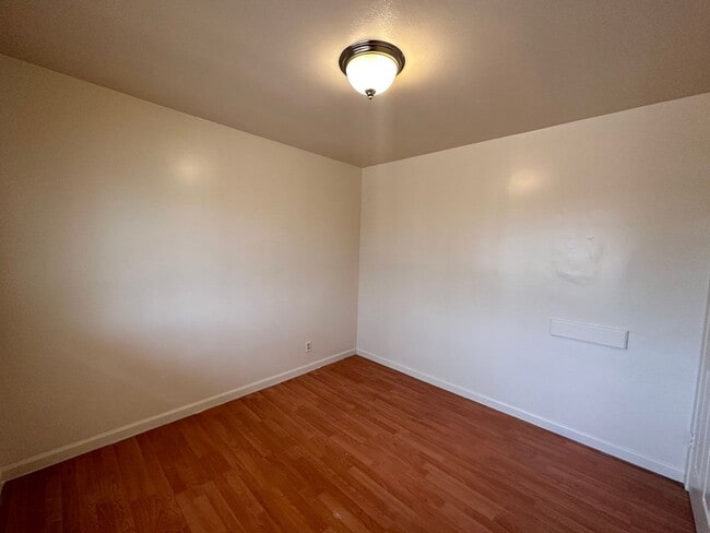 Building Photo - Cute 2 Bedroom Apartment!