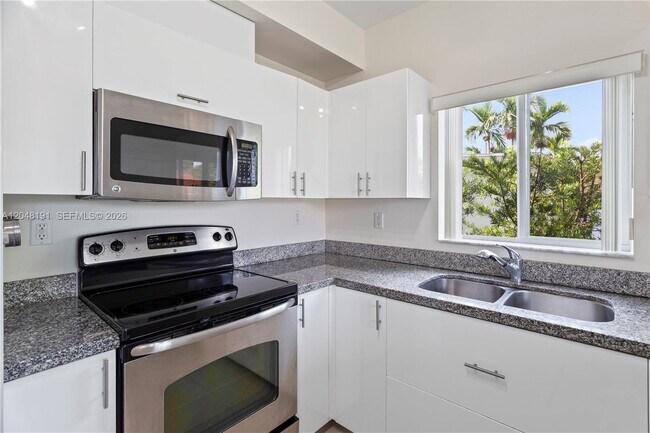 Building Photo - 2782 SW 33rd Ave