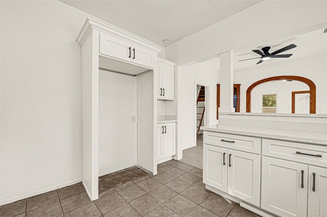 Building Photo - 830 Ross St