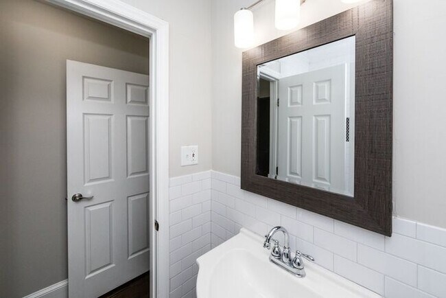 Building Photo - Recently Updated 1BA/1BA Duplex Home with ...